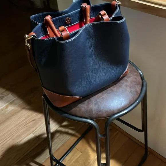 Dooney& Burke navy handbag. New. Never used. Leather handbag with key ring - Picture 5 of 8